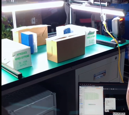 還在為人工掃碼慢、錯(cuò)掃漏掃頭疼？這套定制工作臺(tái)批次掃碼設(shè)備全搞定！搭載 AI 讀碼算法，臟污、模糊條碼都能秒識(shí)別，批次信息實(shí)時(shí)同步系統(tǒng)，按需定制尺寸與接口，適配良好專屬場景～ #AI #批次溯源#定制掃碼設(shè)備 #自動(dòng)掃碼工位.png